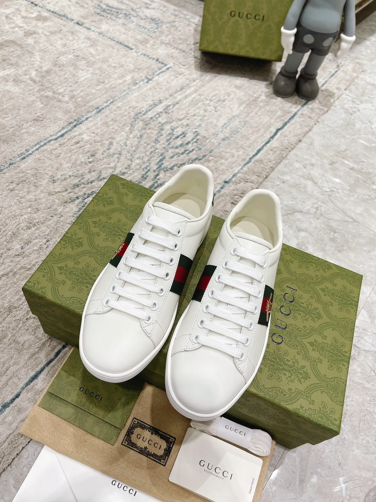 👟👟Ex-factory price 520👟👟 GUCCi 2020 latest anti-counterfeiting thread classic sports lace-up white shoes for couples ☝︎The latest anti-counterfeiting thread upgrade version of the drill cabinet 🖤57 layouts of the whole series are shipped with high quality★ The color matching is continuously updated... 👁‍🗨Attention⚠️This series of drill cabinets has been fully upgraded①anti-counterfeiting thread②empty glue 🔥Look out for our upgraded version quality, original mold opening ✔️Original last shape ✔ Everything is authentic from the inside out🥊 🍬Material: 🔸The upper is made of Italian cowhide imported from the original factory. The comfort and softness are higher than ordinary cowhide from domestic factories. ➕Full cowhide lining and foot pads. The lining adopts the same lasting method as the original. The midsole is also printed with double G and the insole is also original molded. 3D craftsmanship❗️Different from ordinary products in the market❗️➕The outsole adopts the original high-density one-to-one sole➕⚠️The snakeskin tail is consistent with the authentic color, and the real snakeskin is a small piece➕🗯The embroidered patches are also authentic. After disassembly, each color comparison is accurate before shipment‼ ️ Shoe size: Female 35-40 Male 39-44